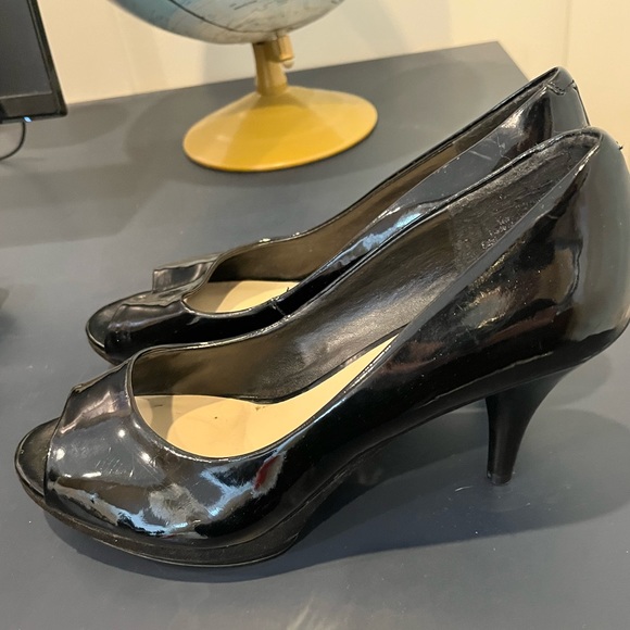 Nine West size 10 black patent peep toe heals. - Picture 2 of 5